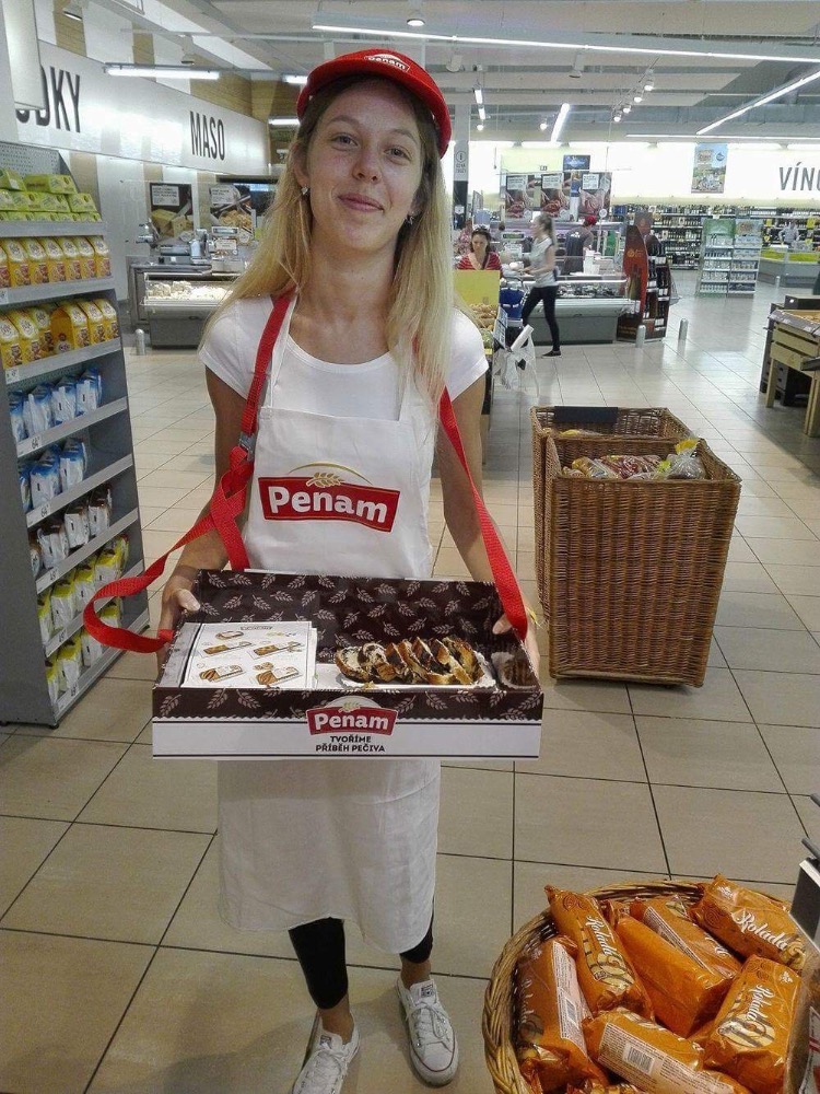 Promotori per la degustazione della pasticceria Penam Mladá Boleslav